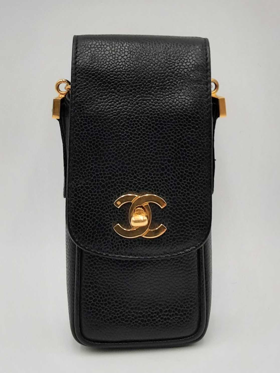 so blackがクール！ハンドル付きが嬉しい CHANEL フォンホルダー シャネルボーイシャネル チェーンショルダーバッグ 黒 シルバー