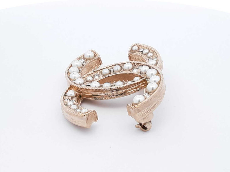 Chanel Cc Gold-tone Brooch In Faux Pearls & Strass Fw1025lrxdu