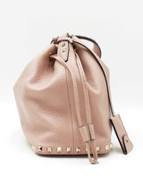 Valentino Garavani Rockstud Bucket Bag In Rose Quartz Grainy Leather Fw0926orxdu