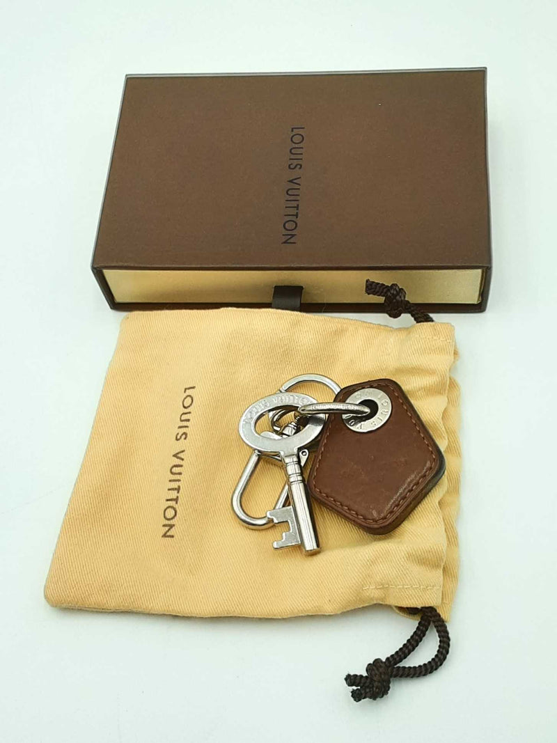 Louis Vuitton Leather Key Tag & Silver Tone Key Chain Eb0824rxdu