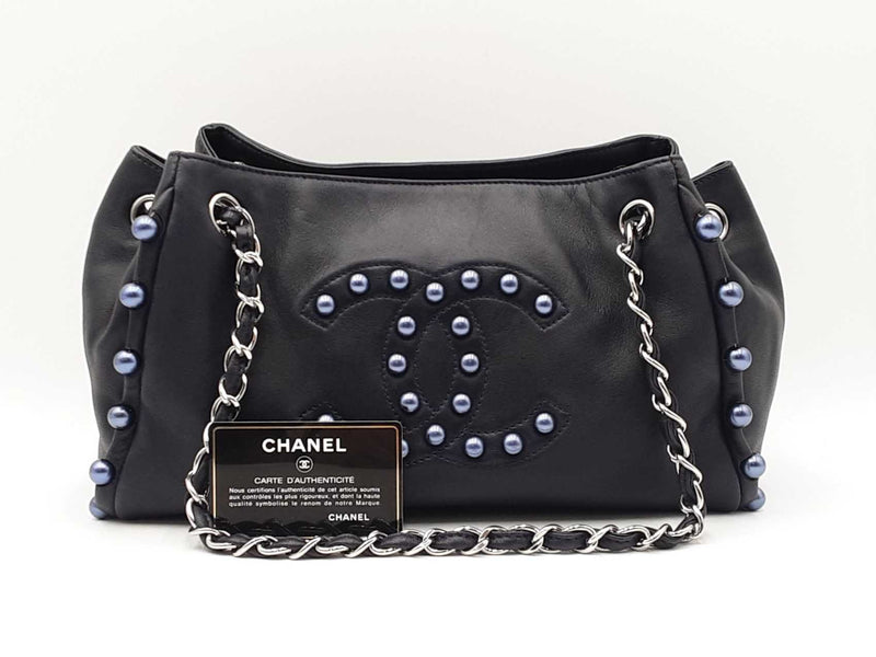 Chanel Pearl Obsession Tote Bag In Black Lambskin Fw0925lezxdu