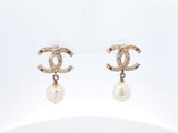 Chanel 2012 Crystal Strass & Faux Pearl Gold-tone Drop Stud Earrings Fw0826orxd7