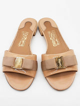 Salvatore Ferragamo Beige Patent Leather Vara Bow Slides Size 6 Eb0925lxzde