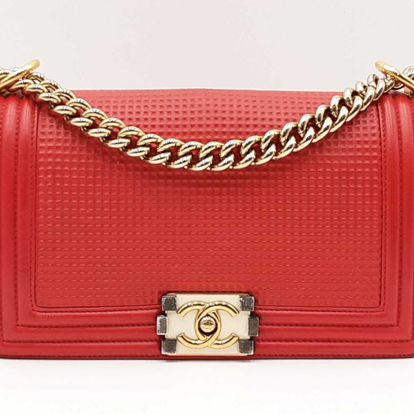 Chanel Medium Boy Bag In Red Cube-embossed Leather Fw0526lxzxdu