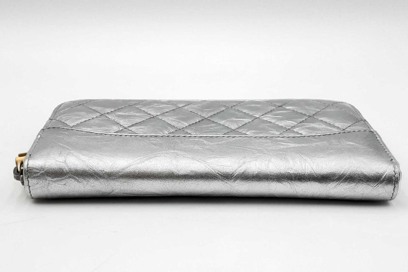 Chanel Gabrielle Metallic Silver Quilted Leather Zip Around Wallet Eb1224rxzdu