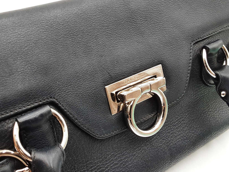 Salvatore Ferragamo Gancini Shoulder Bag In Black Leather Fw0925lordu