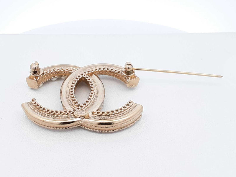 Chanel Cc Gold-tone Brooch In Faux Pearls & Strass Fw1025lrxdu