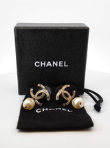 Chanel 2012 Crystal Strass & Faux Pearl Gold-tone Drop Stud Earrings Fw0826orxd7