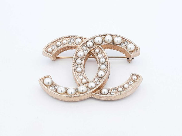 Chanel Cc Gold-tone Brooch In Faux Pearls & Strass Fw1025lrxdu