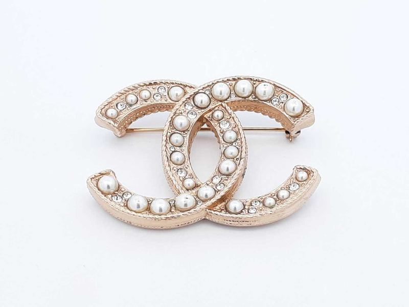 Chanel Cc Gold-tone Brooch In Faux Pearls & Strass Fw1025lrxdu