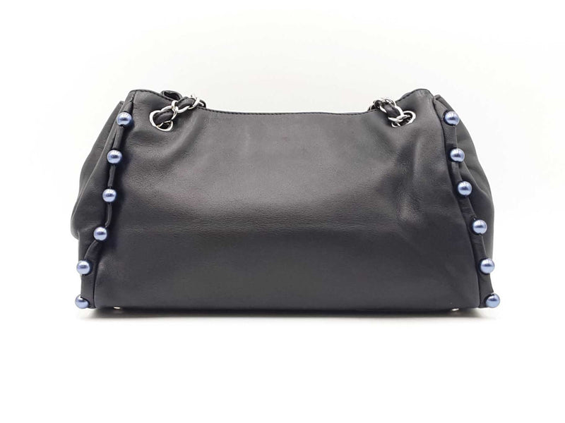 Chanel Pearl Obsession Tote Bag In Black Lambskin Fw0925lezxdu