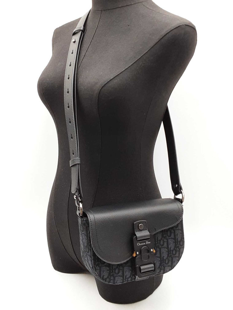 Christian Dior Saddle Messenger Bag In Oblique Jacquard & Leather Fw1025lpzxdu