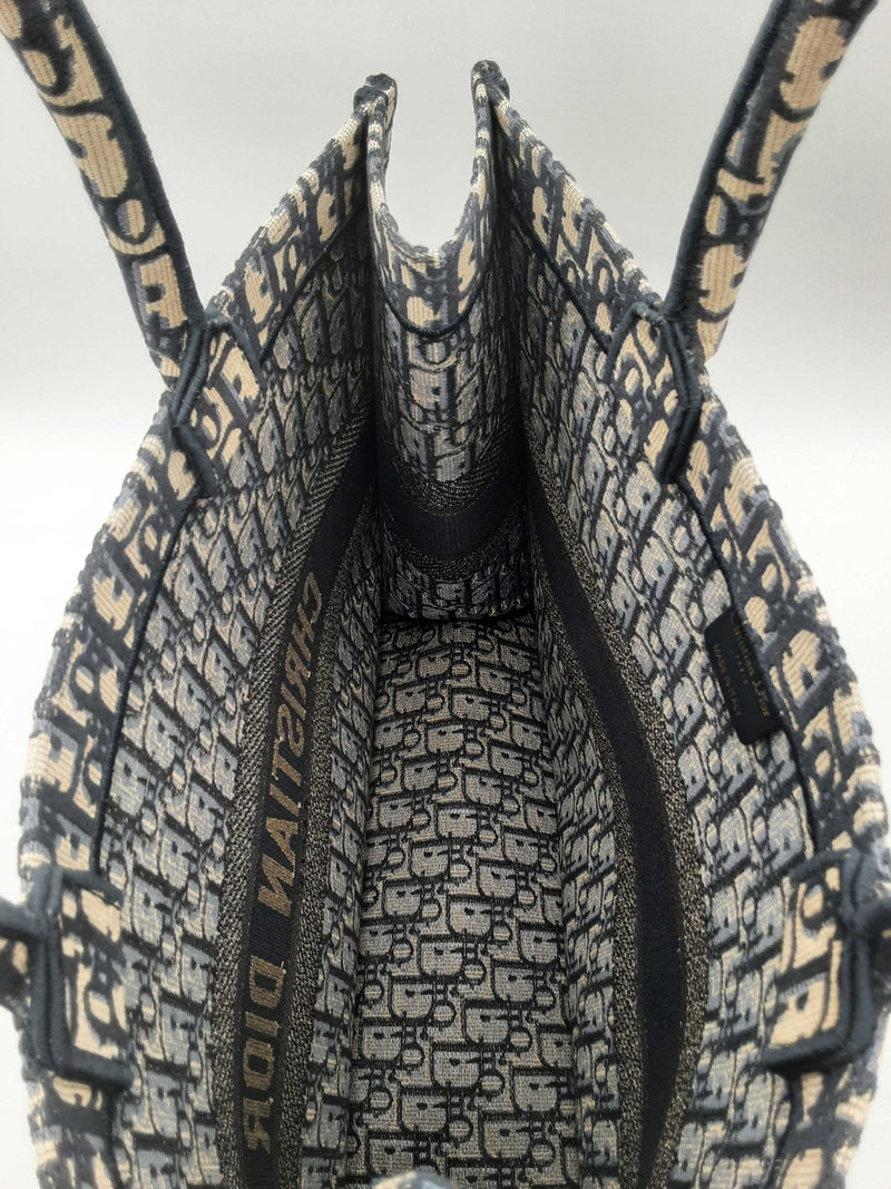 Christian Dior Large Dior Ecru & Blue Oblique Embroidery Book Tote Eb0425lerxsa