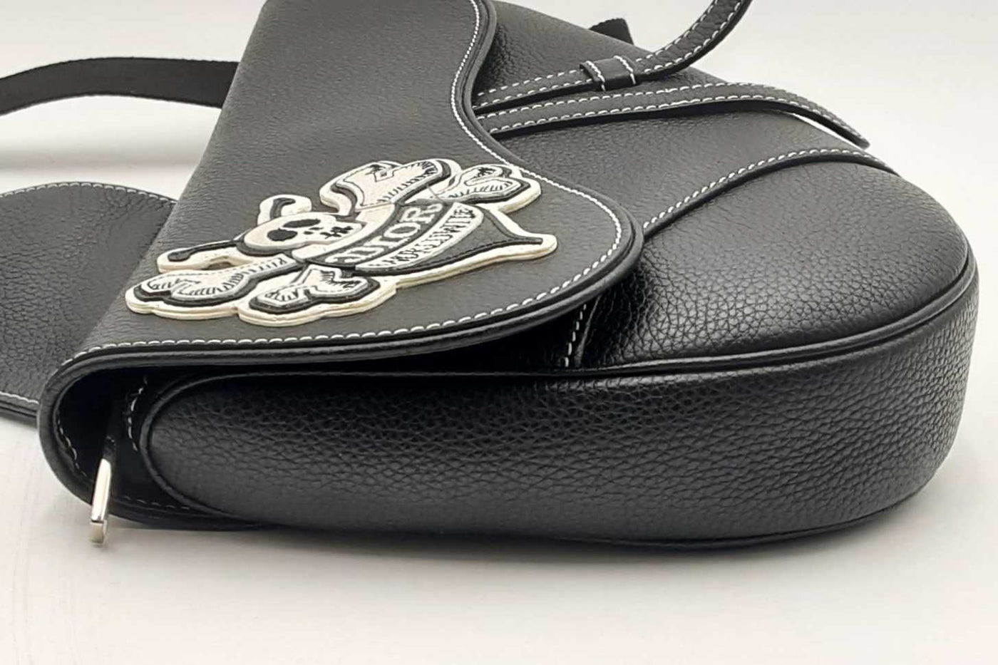 DIORディオール SHAWN STUSSY Bee レザー ショルダーバッグ Christian Dior x Shawn Stussy Black Grained Leather Saddle