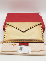 Valentino Garavani Rockstud Gold Metallic Leather Envelope Clutch Eb0726wxzsa