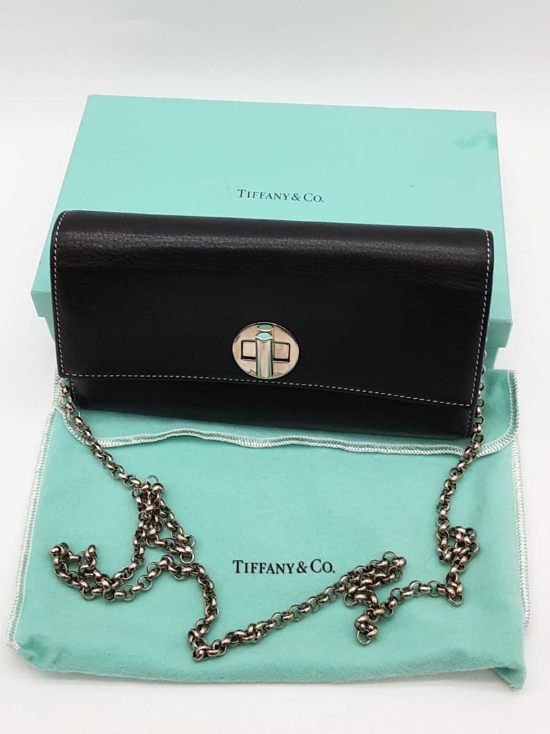 美品 Tiffany ティファニー トラベルクロック レザー ブラック 稼働品 Tiffany & Co. Black Leather Turnlock Wallet On Chain Eb0526lxzde