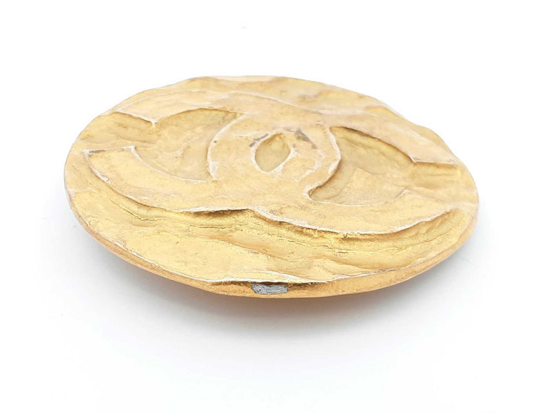 Chanel Cc Logo Gold-tone Hammered Finish Brooch Fw1025lrzdu