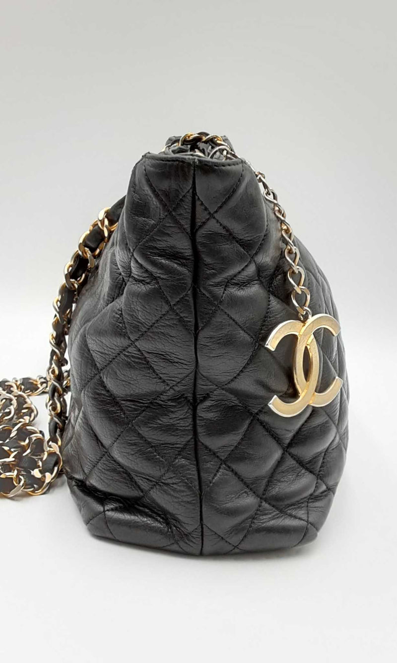 Chanel Black Quilted Leather Tote Bag With Cc Charm Zipper Pull Eb0524lxxzdu