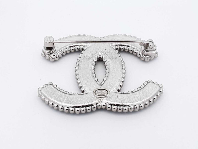 Chanel Cc Logo Silver-tone Brooch In Black Lambskin Leather & Strass Fw1125rzdu