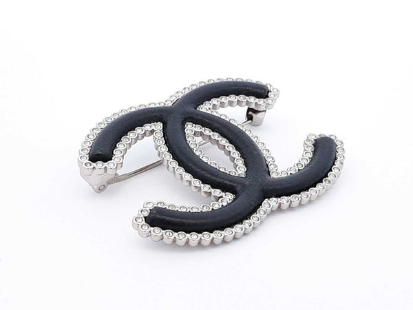 Chanel Cc Logo Silver-tone Brooch In Black Lambskin Leather & Strass Fw1125rzdu