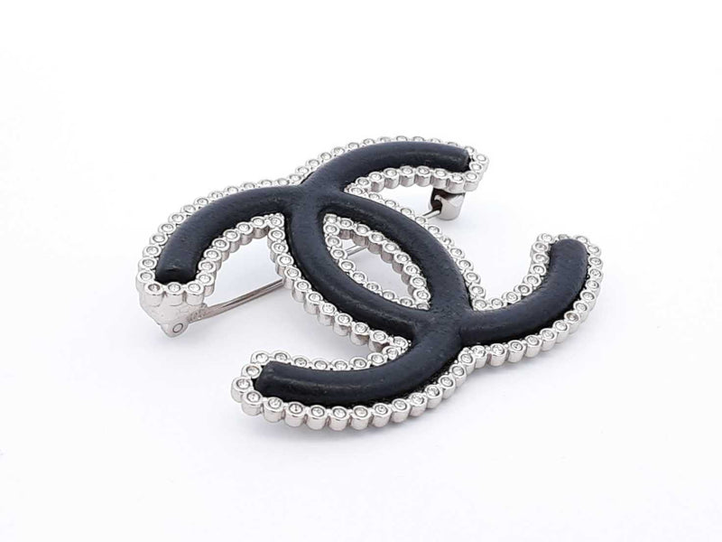 Chanel Cc Logo Silver-tone Brooch In Black Lambskin Leather & Strass Fw1125rzdu
