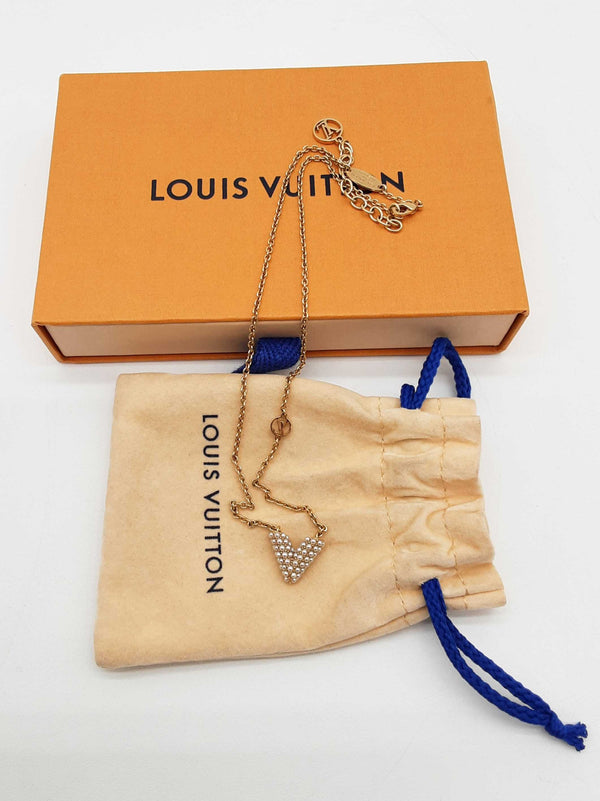 Louis Vuitton Essential V Faux Pearl Goldtone 6.7g Necklace 17.5 In Do0525lcrde