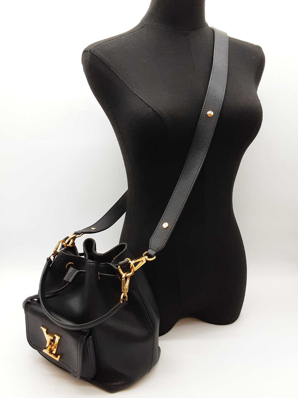 Louis Vuitton Lockme Black Leather Bucket Bag Do0425sxzde