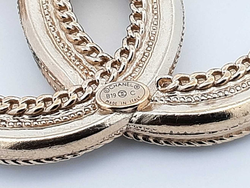 Chanel Cc Gold-tone Brooch In Faux Pearls & Strass Fw1025lrxdu