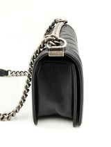 Chanel Boy Bag In Chevron V-stitch Black Caviar Leather Fw1224wxzx