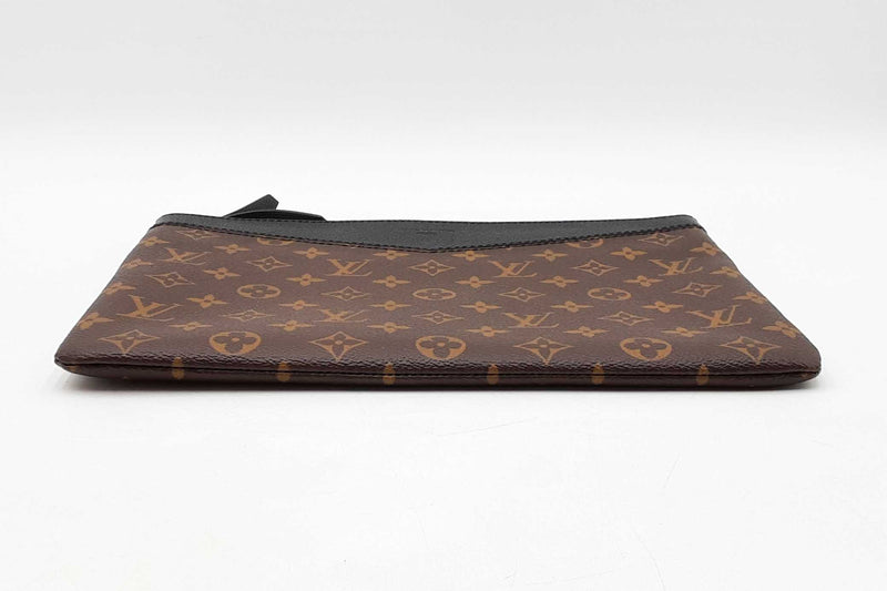Louis Vuitton Daily Pouch In Monogram Coated Canvas & Black Leather Fw0525oxzdu
