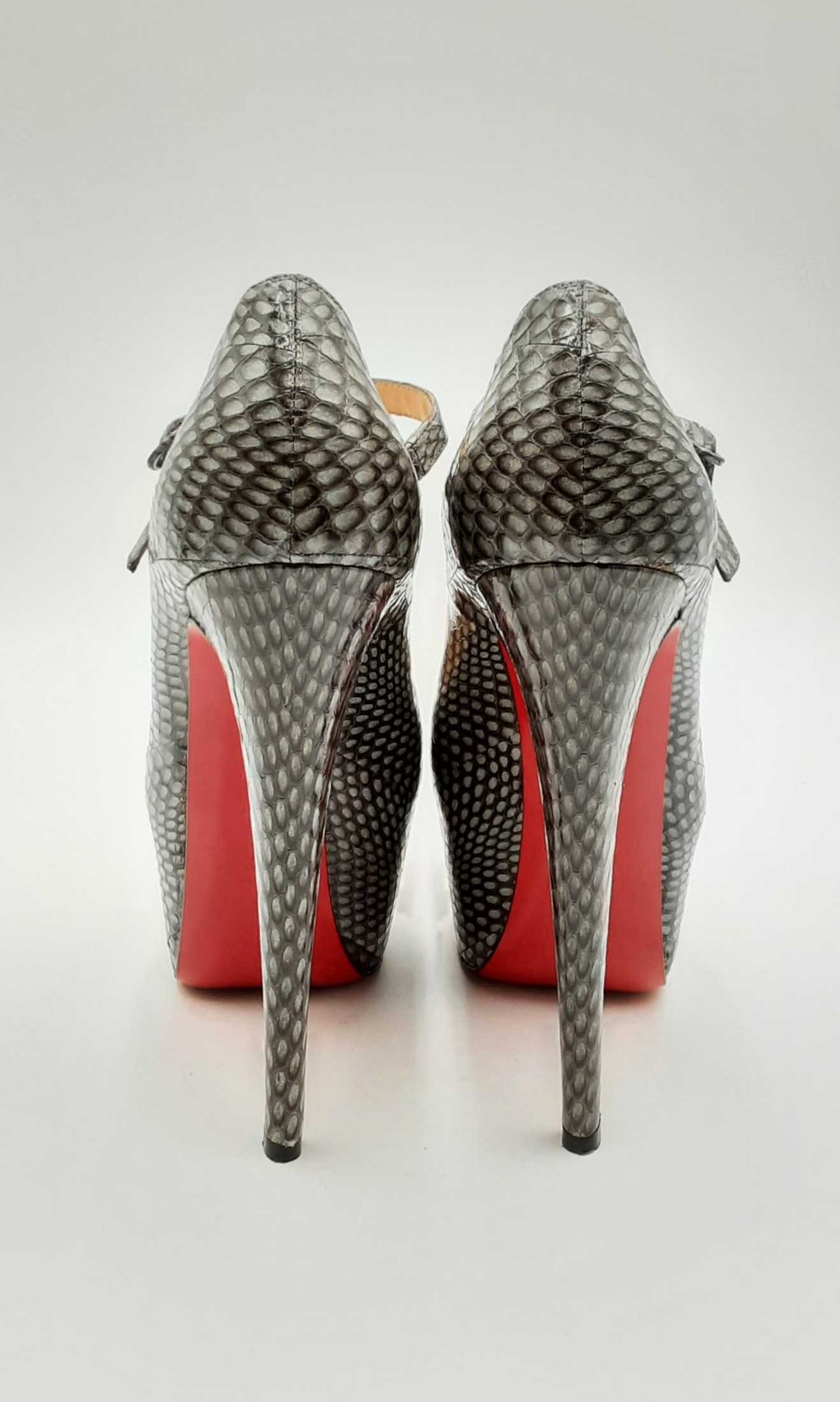 Louboutin lady daf shops