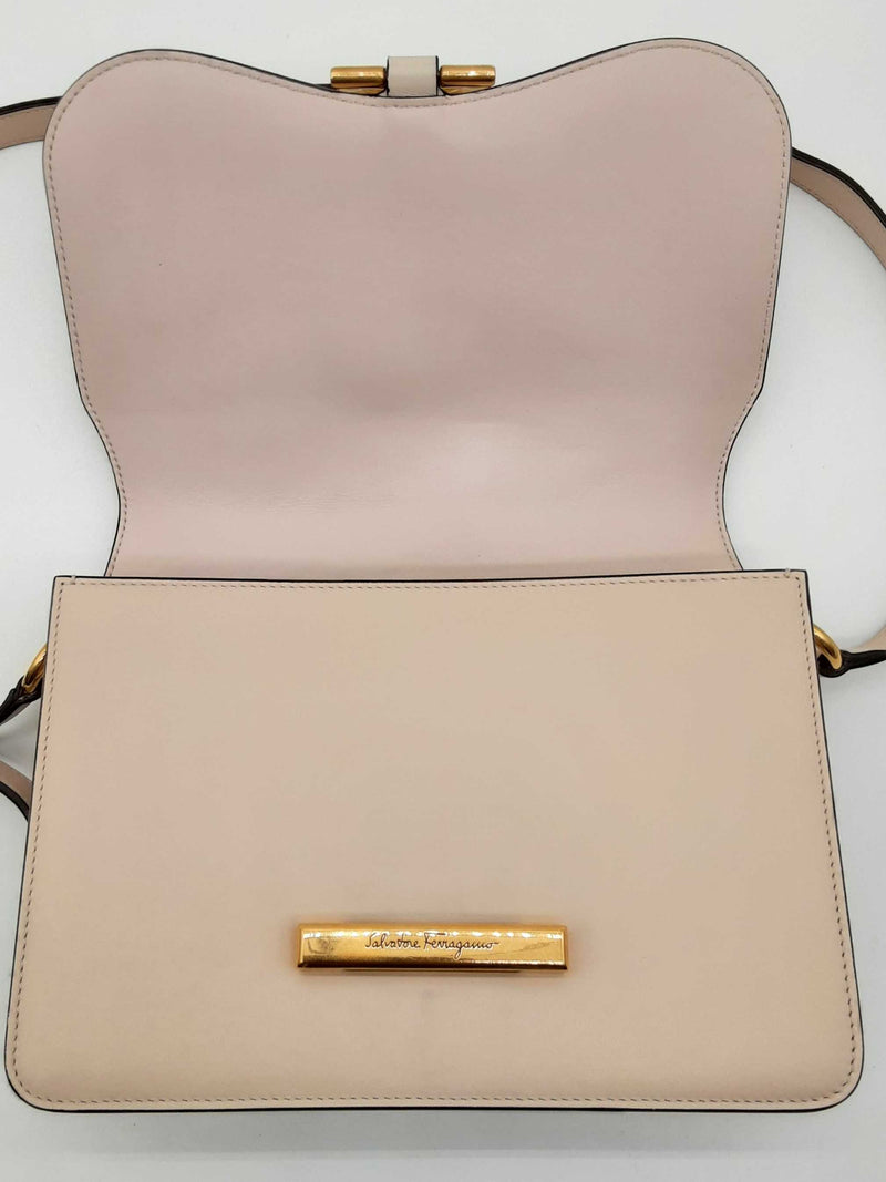 Salvatore Ferragamo Joanne Creme Leather Shoulder Bag Do0924orxde