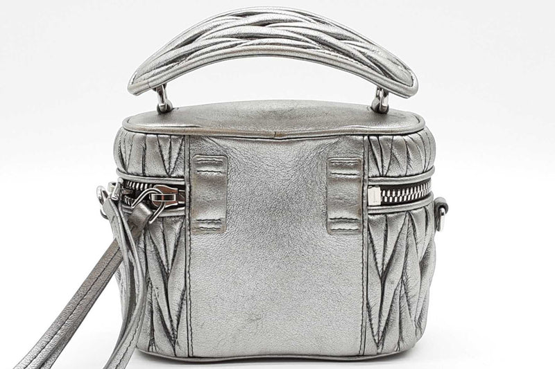 miu miu シルバー　ミニバッグ Miu Miu Metalic Silver Leather Micro Crossbody Bag Eb0126cxzde