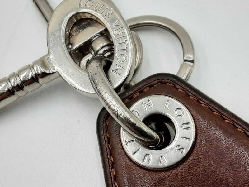 Louis Vuitton Leather Key Tag & Silver Tone Key Chain Eb0824rxdu