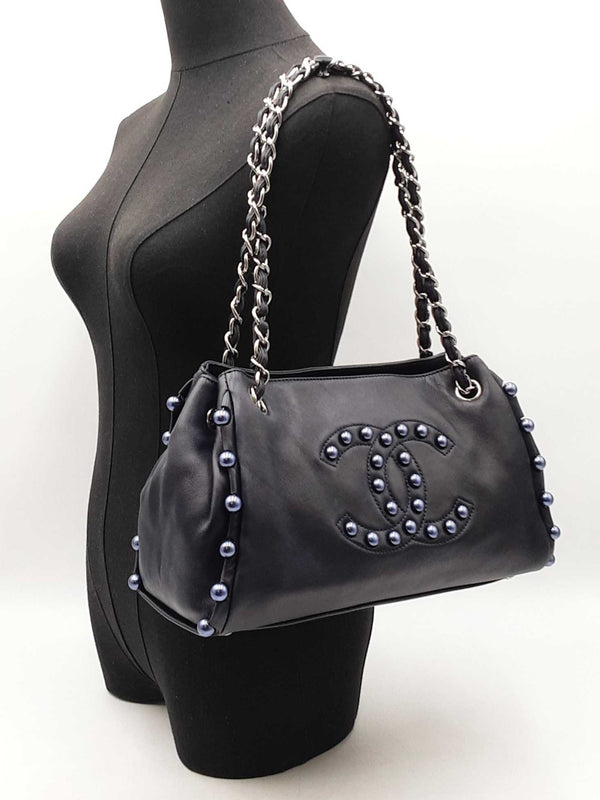 Chanel Pearl Obsession Tote Bag In Navy Blue Lambskin Fw0925lezxdu