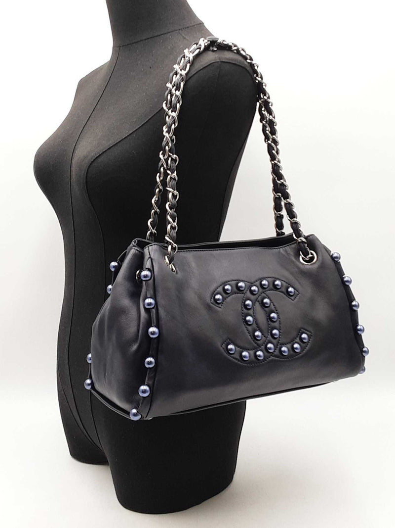 Chanel Pearl Obsession Tote Bag In Black Lambskin Fw0925lezxdu
