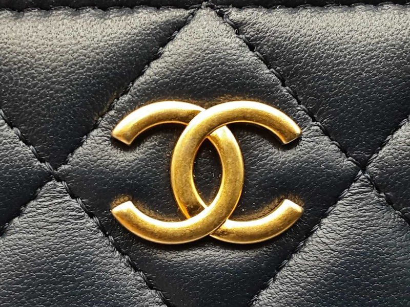 Chanel Small Top Handle Vanity In Navy Blue Matelassé Lambskin Fw1025orxzdu