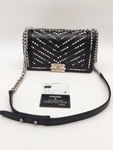 Chanel Black Leather Boy Bag With Faux Pearl Embellishments Eb0126wxxzde