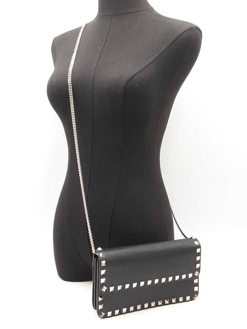 Valentino Garavani Rockstud Flap Wallet With Chain In Black Leather Fw0925pzxdu