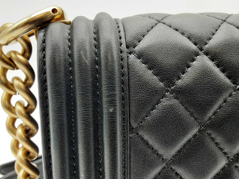 Chanel Boy Black Quilted Lambskin Leather Crossbody Bag Do1124orxzde