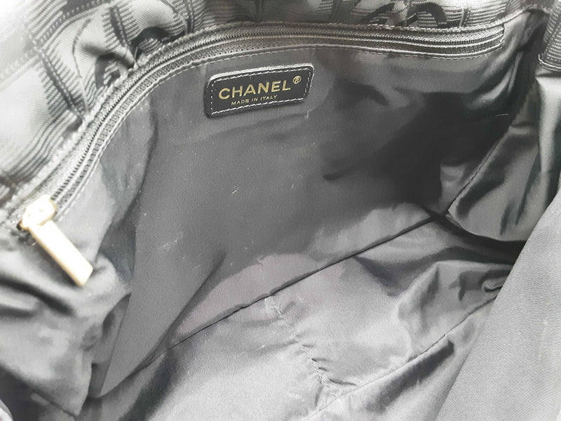 Chanel Travel Line Black Cc Logo Nylon Messenger Bag Do825oxzde