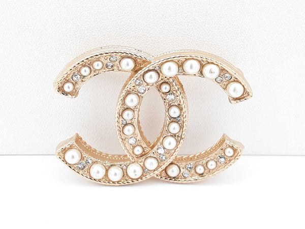 Chanel Cc Gold-tone Brooch In Faux Pearls & Strass Fw1025lrxdu