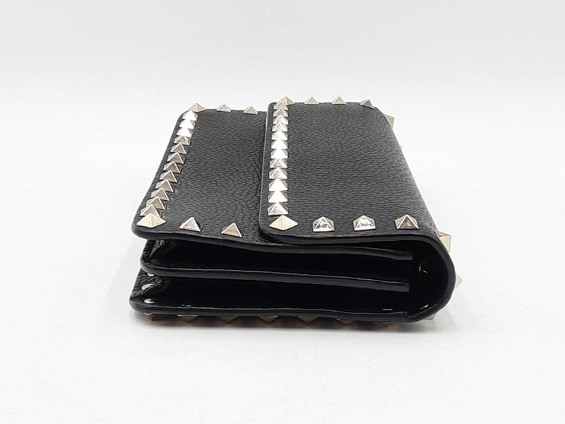 Valentino Garavani Rockstud Flap Wallet With Chain In Black Leather Fw0925pzxdu