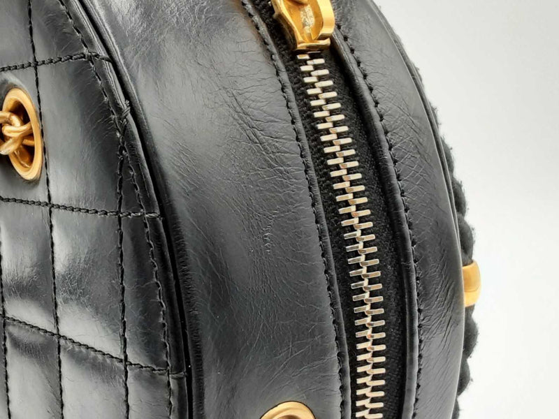 Chanel En Vogue Round Shoulder Bag In Black Crumpled Calfskin Fw0125lexzdu