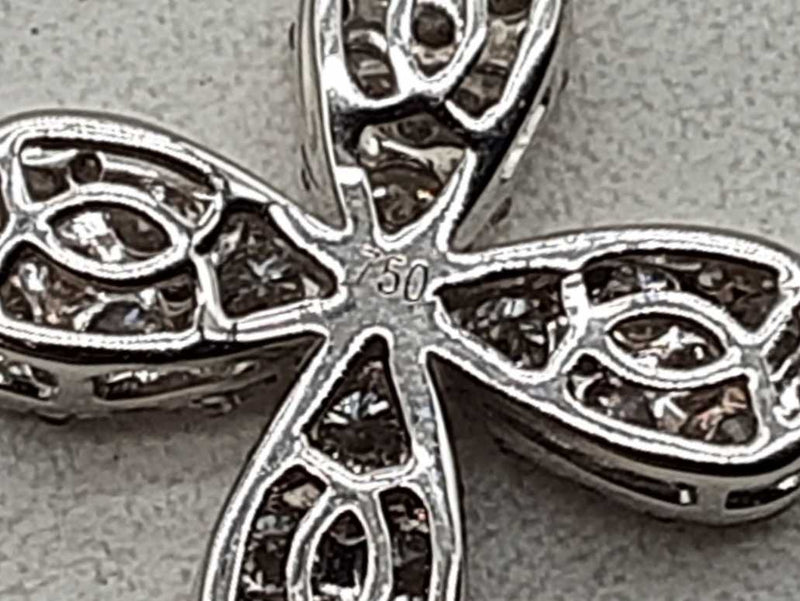 Approx 0.6 Ctw Diamonds 18k White Gold 1.8g Clover Pendant Do0623cxzde