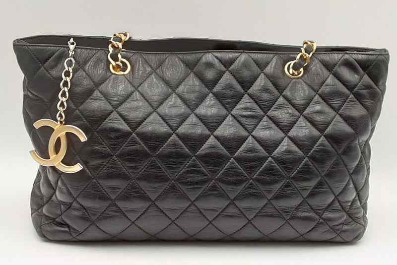 Chanel Black Quilted Leather Tote Bag With Cc Charm Zipper Pull Eb0524lxxzdu