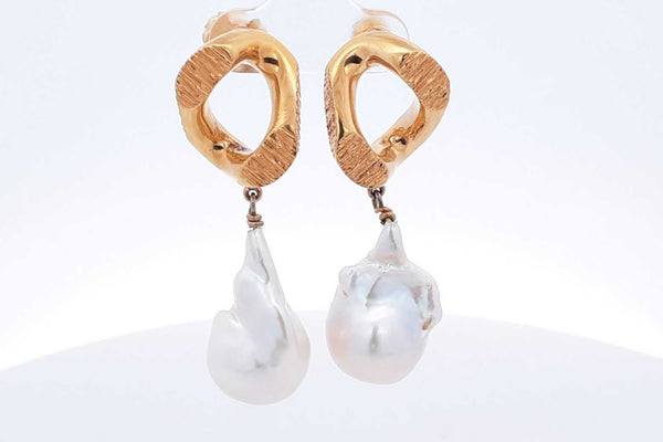 Burberry Pearl Gold Tone Dangle Earrings 20.8 Grams Eb0424crsa