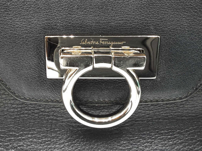 Salvatore Ferragamo Gancini Shoulder Bag In Black Leather Fw0925lordu