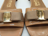 Salvatore Ferragamo Beige Patent Leather Vara Bow Slides Size 6 Eb0925lxzde