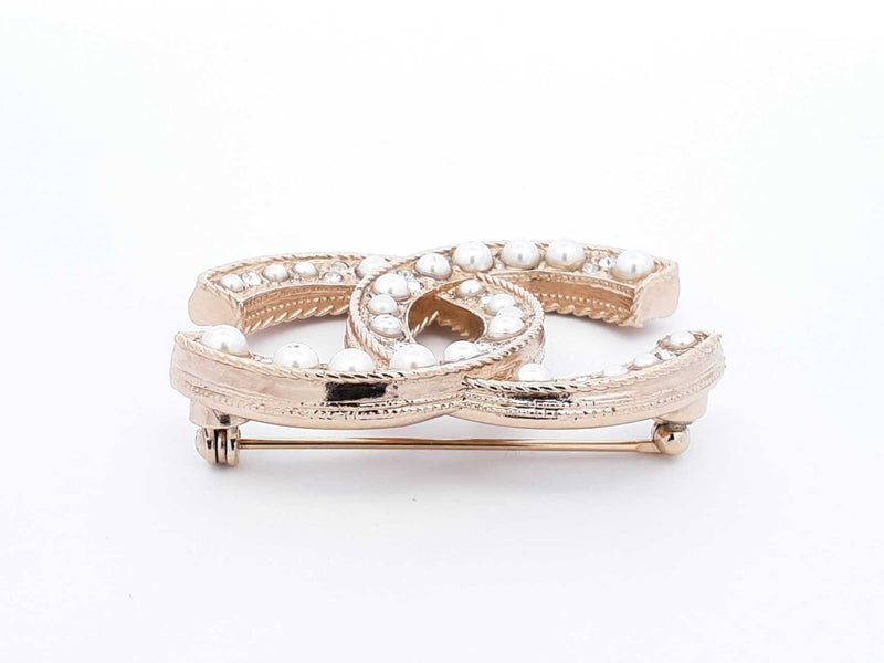 Chanel Cc Gold-tone Brooch In Faux Pearls & Strass Fw1025lrxdu